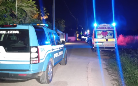 Ferisce un vicino e si barrica in casa: forze speciali circondano l’abitazione – * VIDEO *