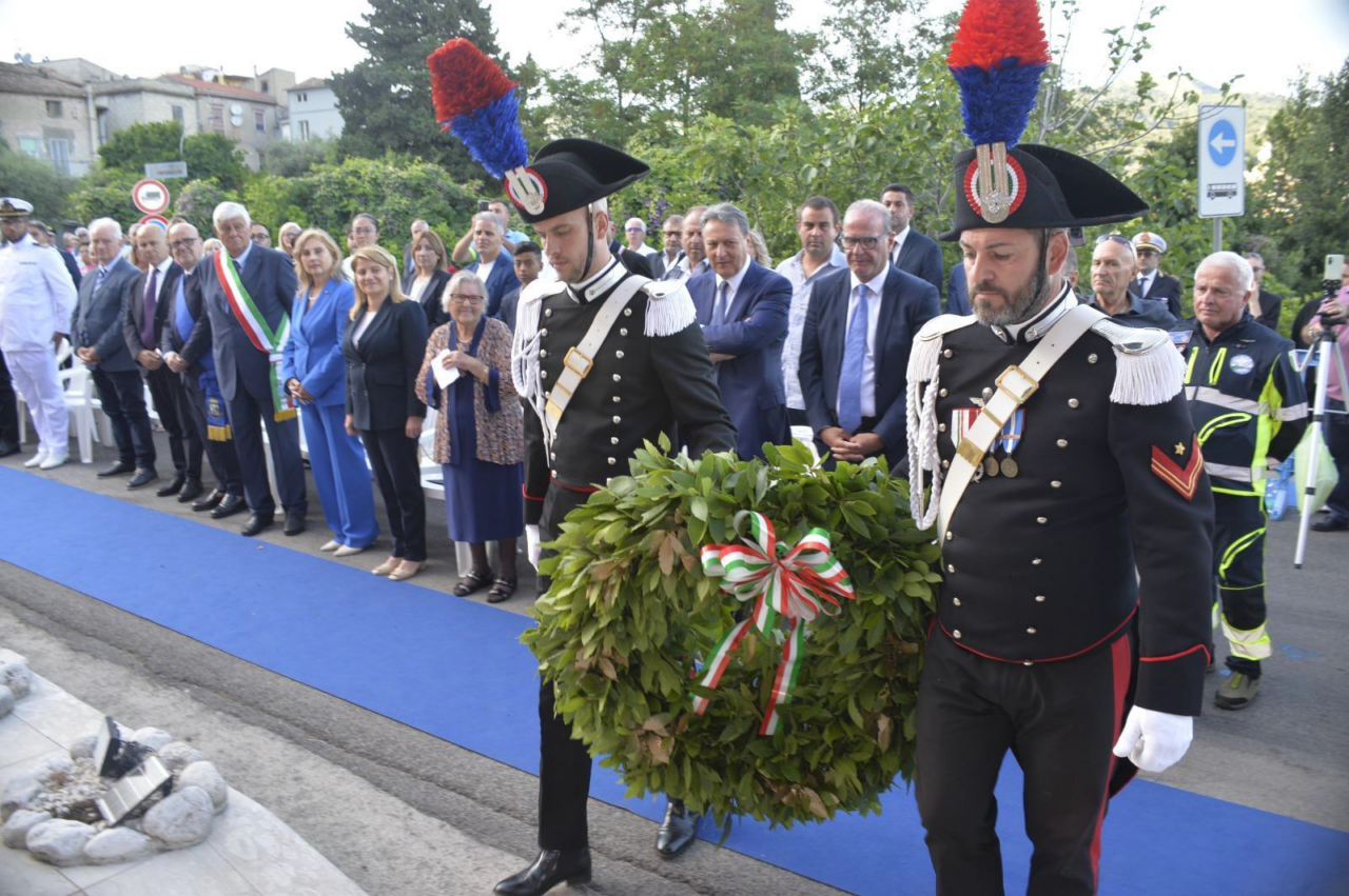 Cerimonia di messa in posa della stele dedicata al Carabinierie Di Tano