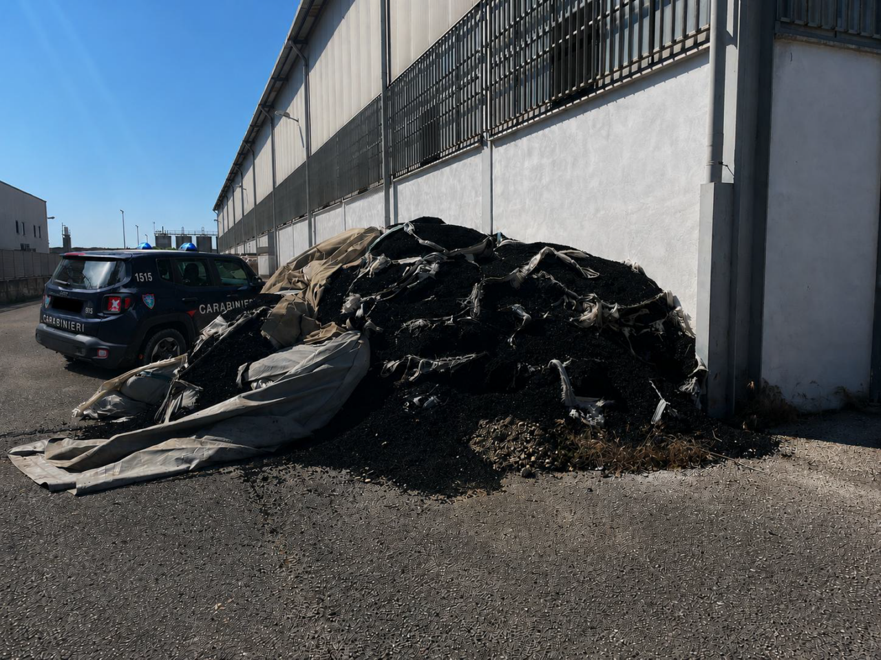 Deposito di rifiuti speciali pericolosi e non, denunciata un’azienda
