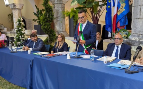 Il primo Consiglio Comunale con il sindaco Vincenzo Carnevale
