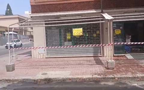Incendio all’alba, distrutta la frutteria “Carminuccio”