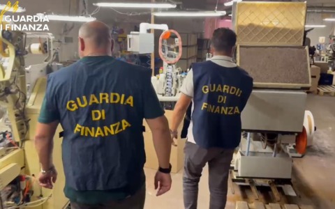 Scoperta maxi fabbrica clandestina di sigarette