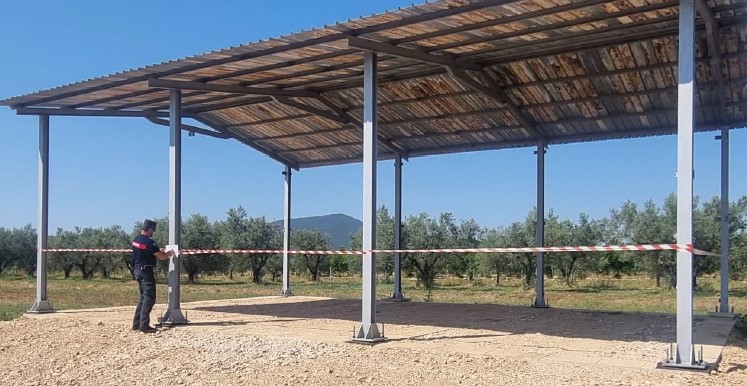 Capannone abusivo in via Carpinetana, due denunce