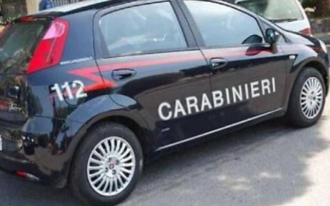 Picchia la madre che si era rifiutata di accompagnarlo, arrestato