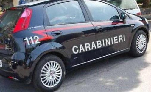 Picchia la madre che si era rifiutata di accompagnarlo, arrestato