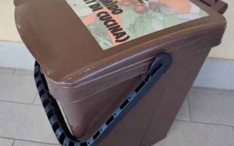 Gestione rifiuti: la proposta dei cittadini per contrastare l’emergenza umido in estate