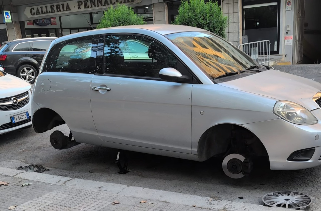 Viale Don Morosini, il proprietario trova l’auto senza ruote