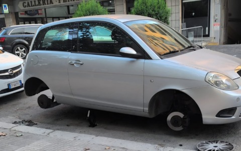 Viale Don Morosini, il proprietario trova l’auto senza ruote