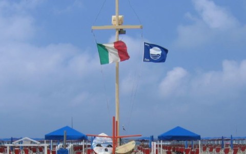 Sabaudia perde definitivamente la Bandiera Blu: “Il servizio assistenza bagnanti è inesistente” / LEGGI LA LETTERA