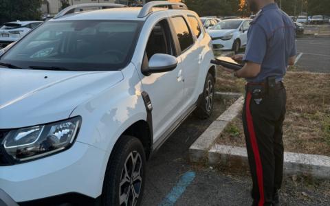 Rubano borse da un’auto e tentano un secondo colpo, due giovani in manette