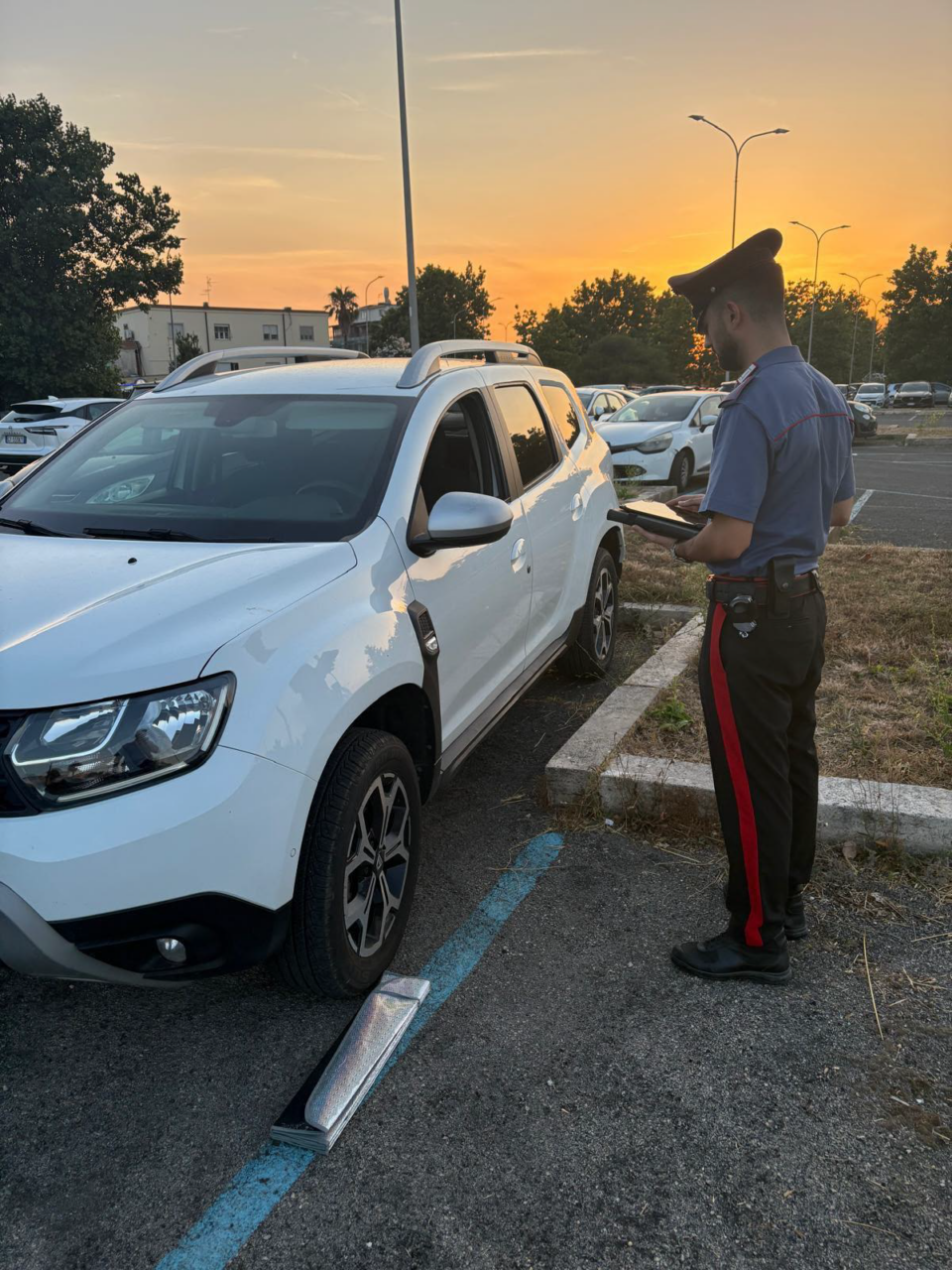 Rubano borse da un’auto e tentano un secondo colpo, due giovani in manette