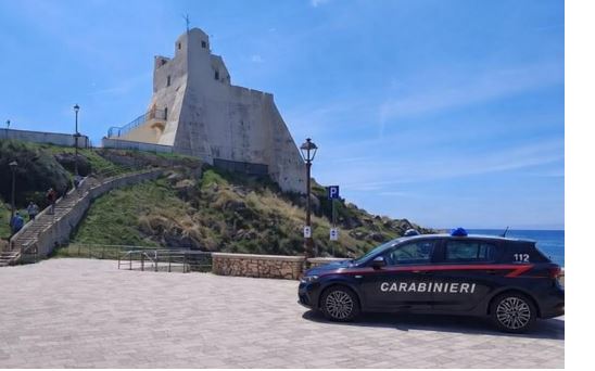 Ruba una borsa alla fermata dell’autobus, 54enne arrestata
