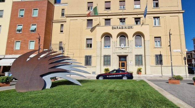 Non si ferma all’alt dei Carabinieri e aggredisce i militari