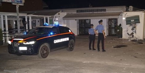 Assalto al bancomat, i banditi lo fanno esplodere ma fuggono senza soldi