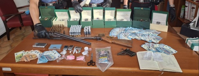 Droga e armi, due arresti