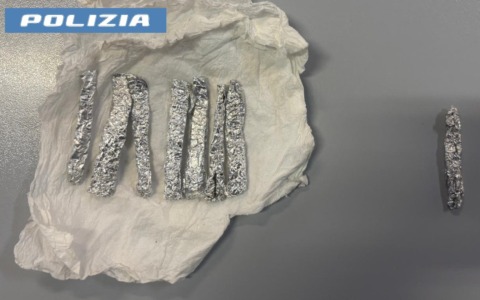 Controlli della Polizia nelle zone della movida, sequestrato hashish e denunciato un 26enne