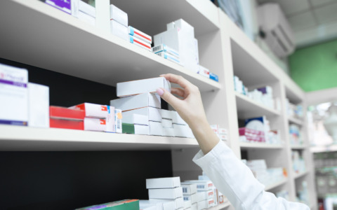 Ruba in farmacia e usa carte rubate a una turista, arrestato 33enne