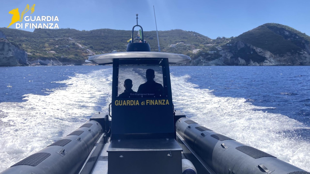 Dal lavoro nero ai salvataggi, il mare sotto la lente della Guardia di Finanza