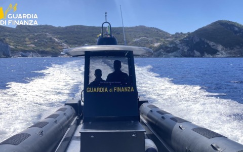 Dal lavoro nero ai salvataggi, il mare sotto la lente della Guardia di Finanza
