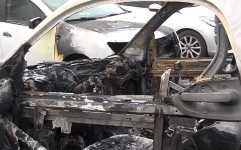 Auto a fuoco in via Marcucci, non si esclude nessuna ipotesi
