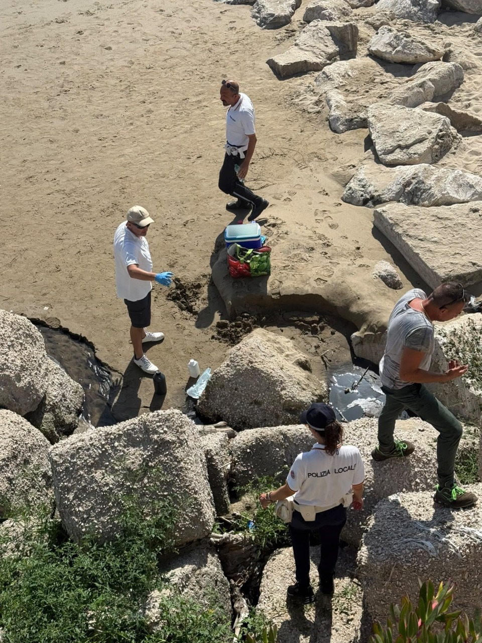 Sversamento di sostanze oleose sulla spiaggia, evitato un danno ambientale