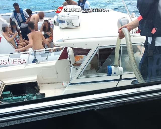 La Guardia Costiera salva otto persone da imbarcazione in procinto di affondare