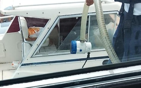 Barca rischia di affondare, salvati dalla Guardia Costiera