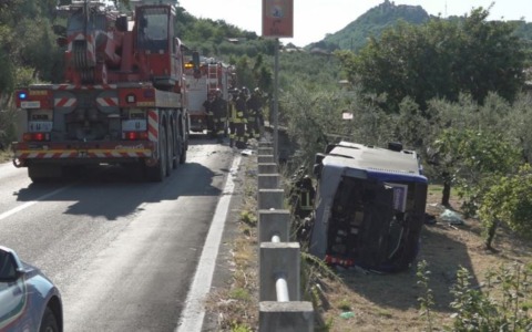 Bus fuori strada, un morto e due feriti. La vittima è Giminiano Filosa detto “Gimino”
