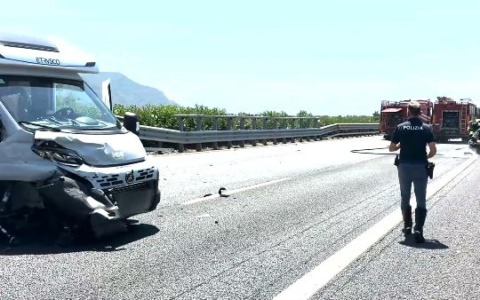 Incidente sulla Via Flacca, morto un centauro di 32 anni. Grave una 28enne