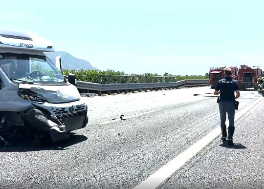 Incidente sulla Via Flacca, morto un centauro di 32 anni. Grave una 28enne