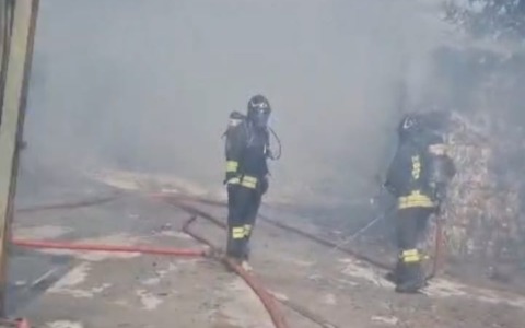 Incendio alla Remat Italia, intervento dei vigili del fuoco nella zona industriale / FOTO