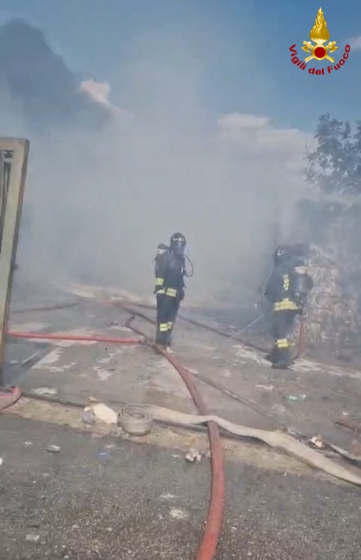Incendio alla Remat Italia, intervento dei vigili del fuoco nella zona industriale / FOTO