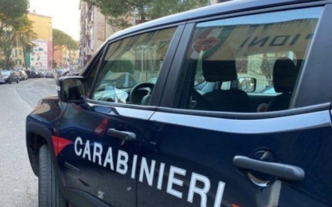 Strappa la catenina d’oro ad un uomo sul lungomare, arrestato