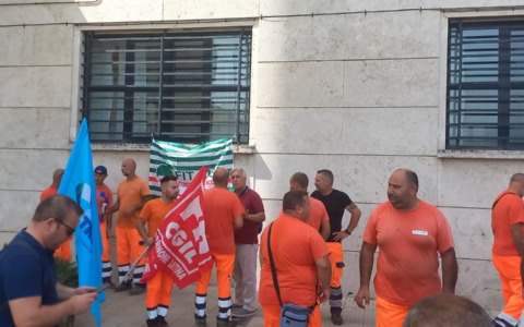 Igiene urbana,  sindacati e lavoratori in assemblea sotto il Comune