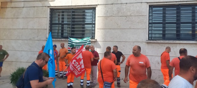 Igiene urbana,  sindacati e lavoratori in assemblea sotto il Comune