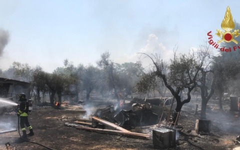 Incendio in via Bagni Roana, evacuato per precauzione il centro anziani