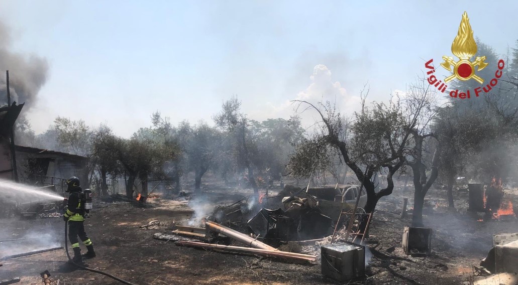 Incendio in via Bagni Roana, evacuato per precauzione il centro anziani
