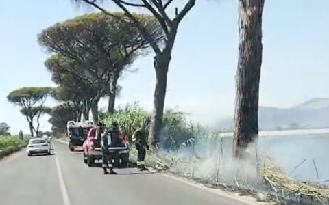 Incendio di sterpaglie, disagi al traffico sull’Appia