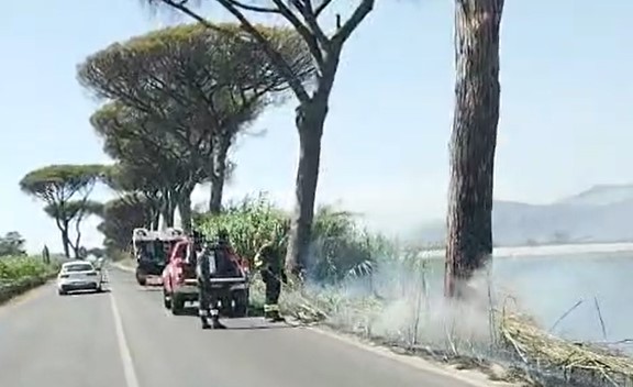 Incendio di sterpaglie, disagi al traffico sull’Appia