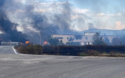 Incendio alla Remat Italia, intervento dei vigili del fuoco nella zona industriale