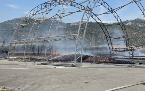 Incendio in un’azienda agricola a Sezze Scalo / VIDEO