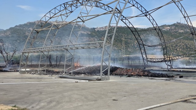Incendio in un’azienda agricola a Sezze Scalo / VIDEO