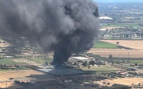 Incendio alla Cooperativa agricola, fiamme partite da un canneto incolto