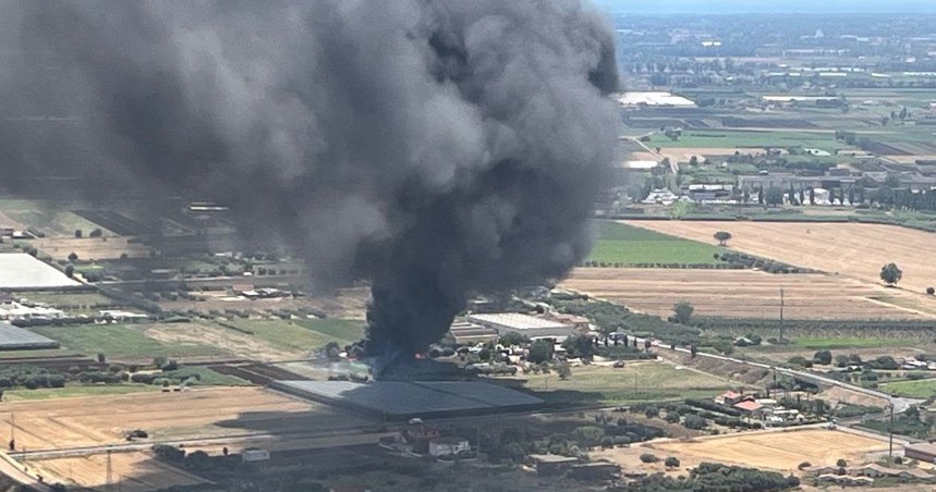 Incendio alla Cooperativa agricola, fiamme partite da un canneto incolto