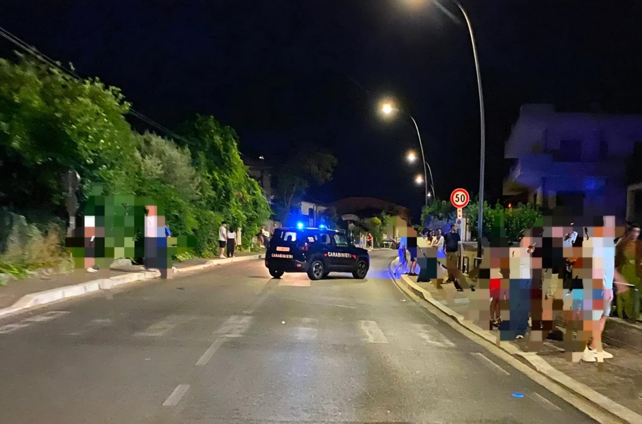 Perde il controllo dello scooter e finisce contro un’auto, giovane trasferito al Gemelli