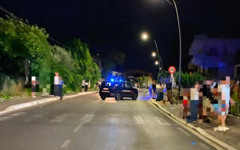 Perde il controllo dello scooter e finisce contro un’auto, giovane trasferito al Gemelli