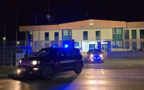 Esce dal carcere dopo una condanna per tentato omicidio e minaccia la moglie