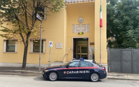 Sfregia con dell’acido il volto ed il corpo del compagno, arrestata