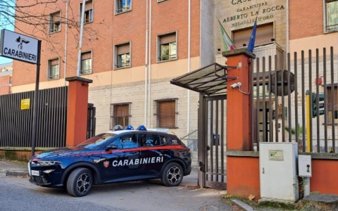 Si barrica in casa e minaccia di lanciarsi dal quarto piano, salvato dai Carabinieri