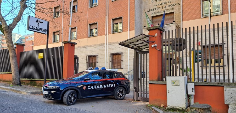 Si barrica in casa e minaccia di lanciarsi dal quarto piano, salvato dai Carabinieri